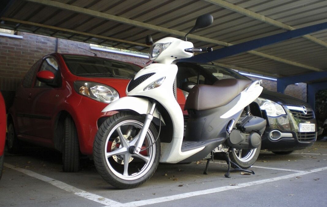 ¿Podemos aparcar el coche y la moto en la misma plaza de garaje?