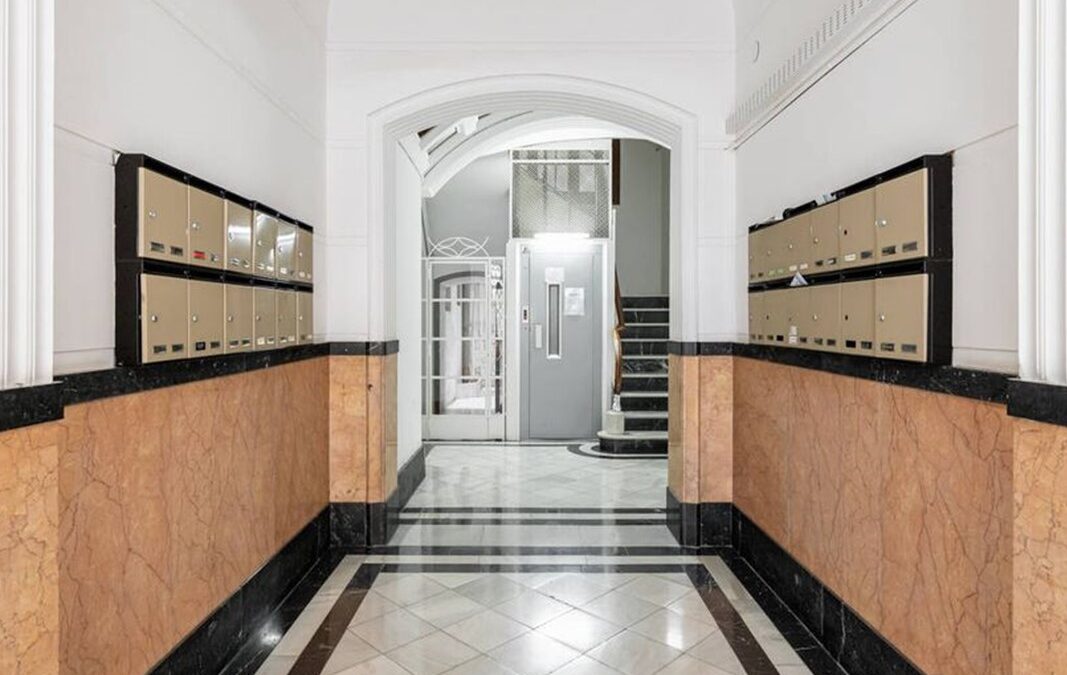 ¿Están todos los vecinos obligados a pagar la instalación de un ascensor?